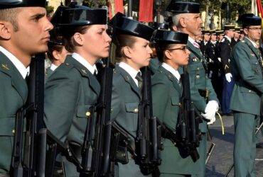 La historia de la Guardia Civil con capa: origen y uso